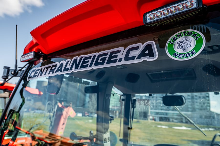 Lettrage centralneige.ca sur un tracteur
