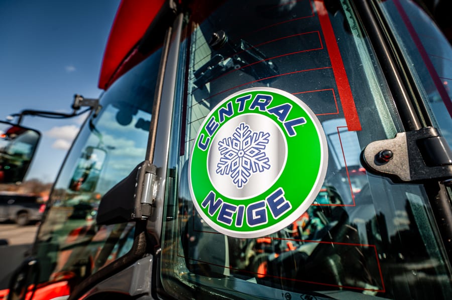 Logo Central Neige sur la vitre d’un tracteur