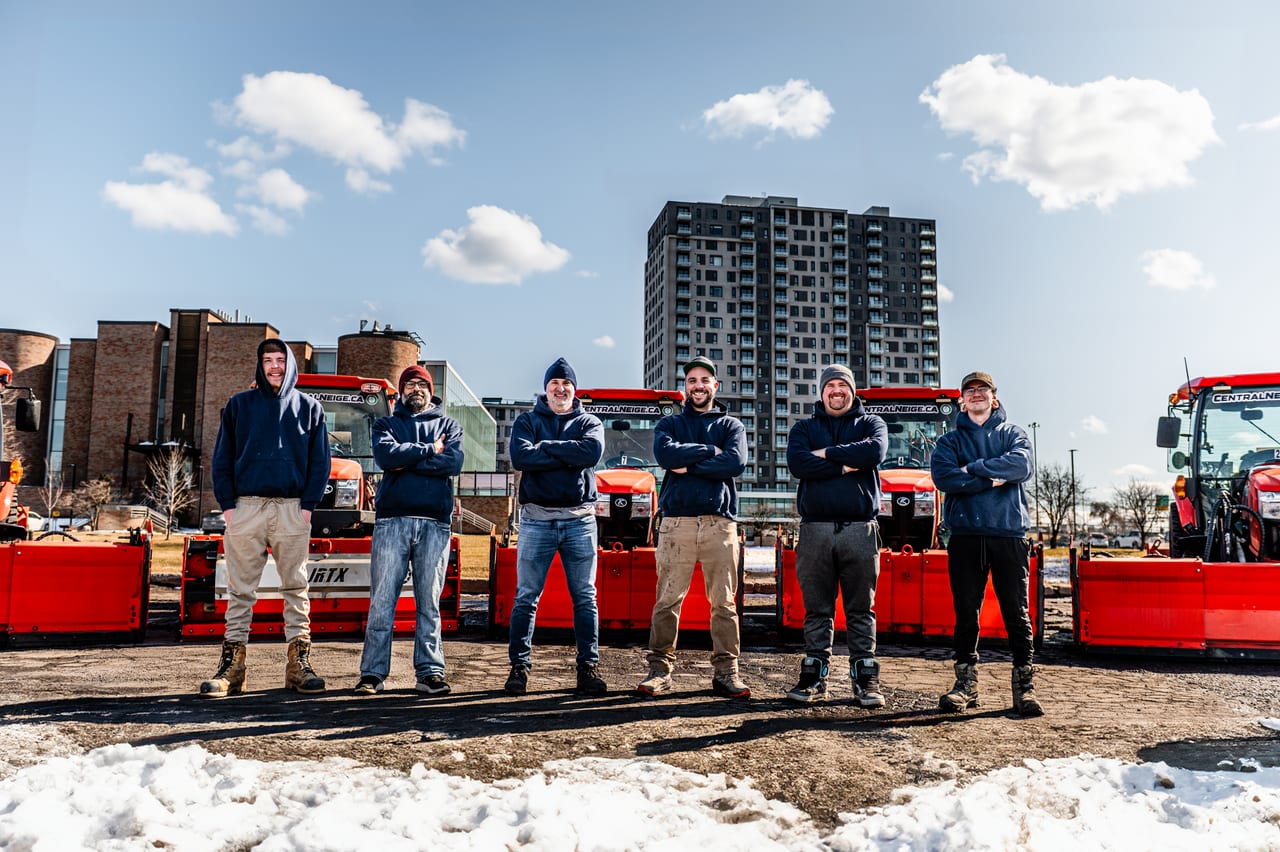 L’équipe alignée devant la flotte de tracteurs à Longueuil